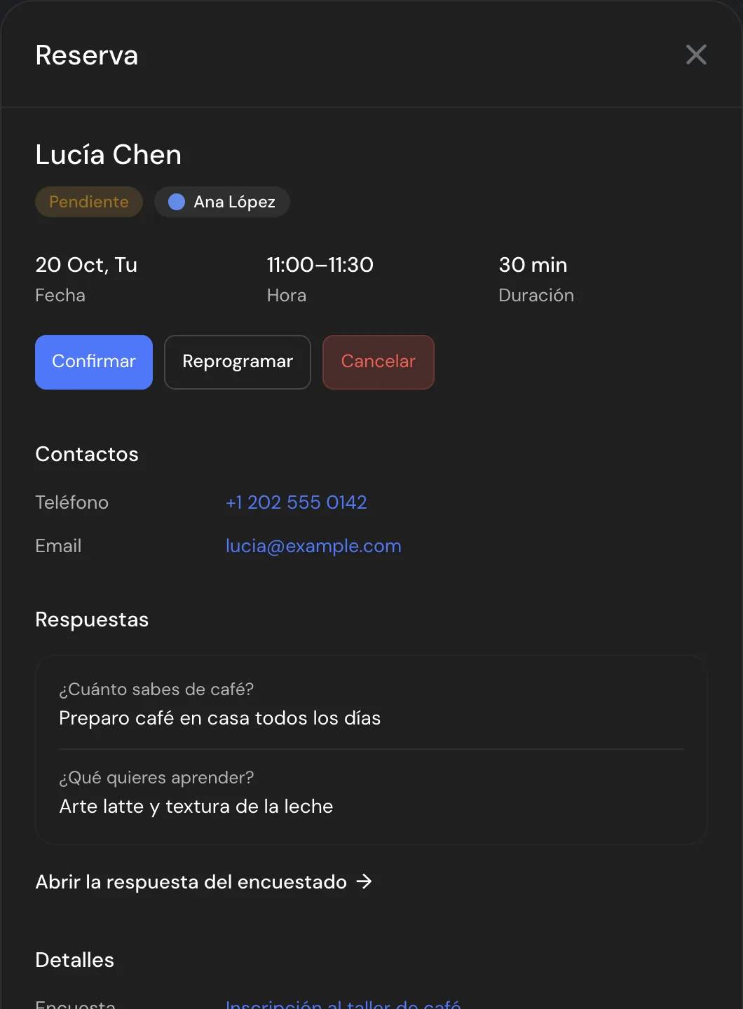 Una reserva pendiente: Confirmar, Reprogramar y Cancelar, los contactos, las respuestas de la persona y un comentario para el equipo